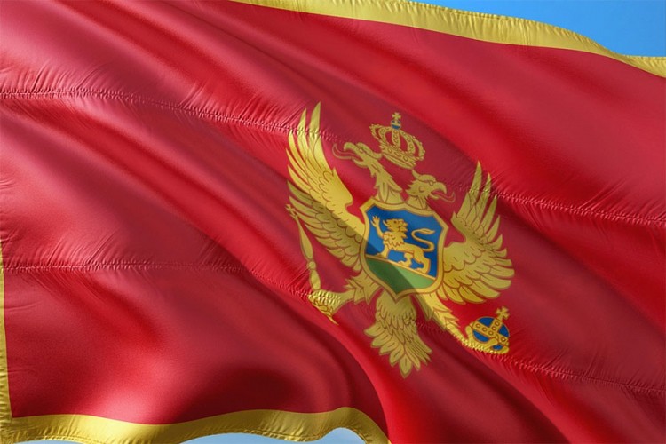 Zapaljena crnogorska zastava u Budvi