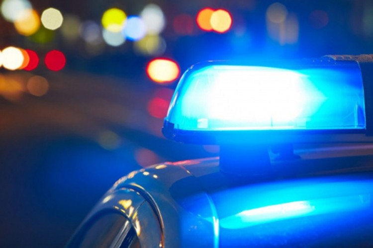 Tinejdžeri BMW-om udarili u banderu, četvoro teže povrijeđeno