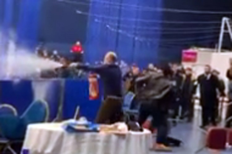 Masovna tuča na boks turniru: Letjele stolice, PP aparat, sjekira