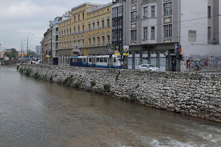 Muškarac upao u Miljacku, spasili ga policajci