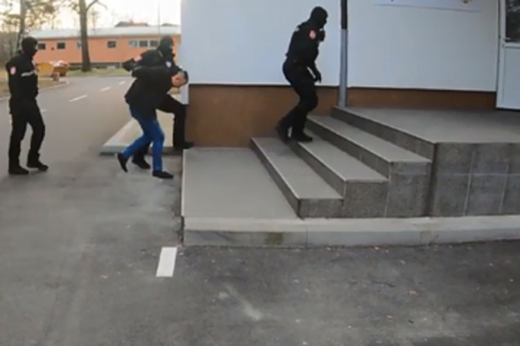 Pogledajte snimak privođenja uhapšenog inspektora u Banjaluci