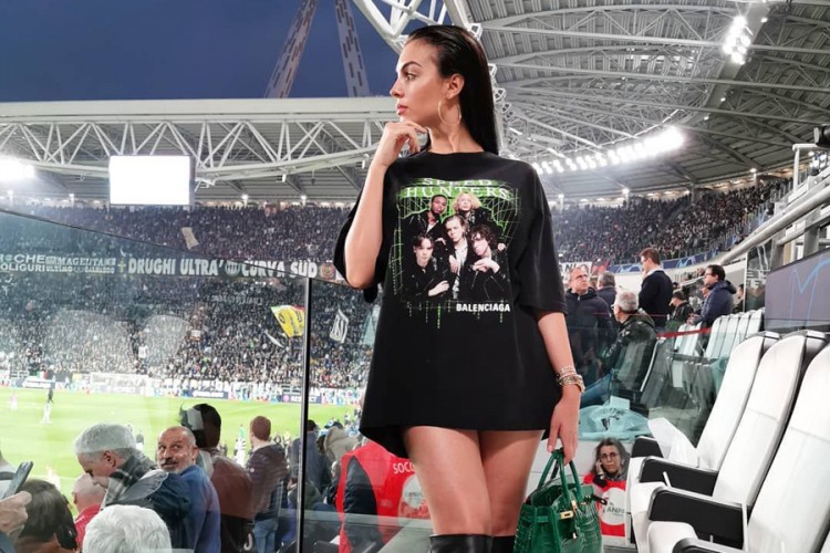 Ronaldo supruzi daje džeparac