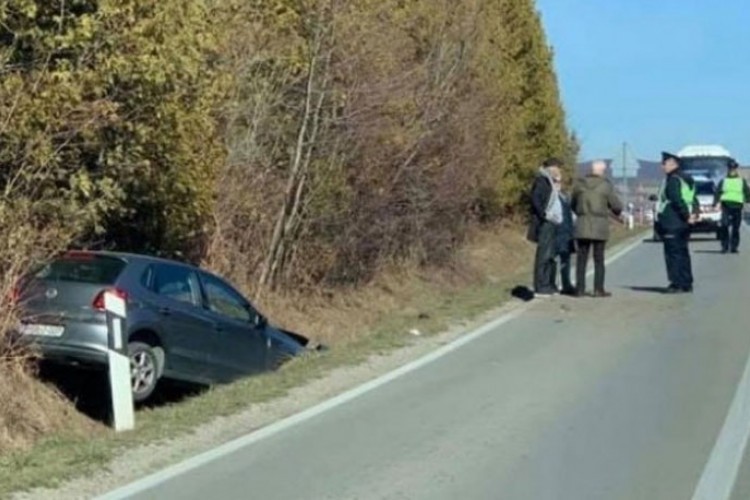 Vozilo završilo u jarku, jedna osoba teže povrijeđena