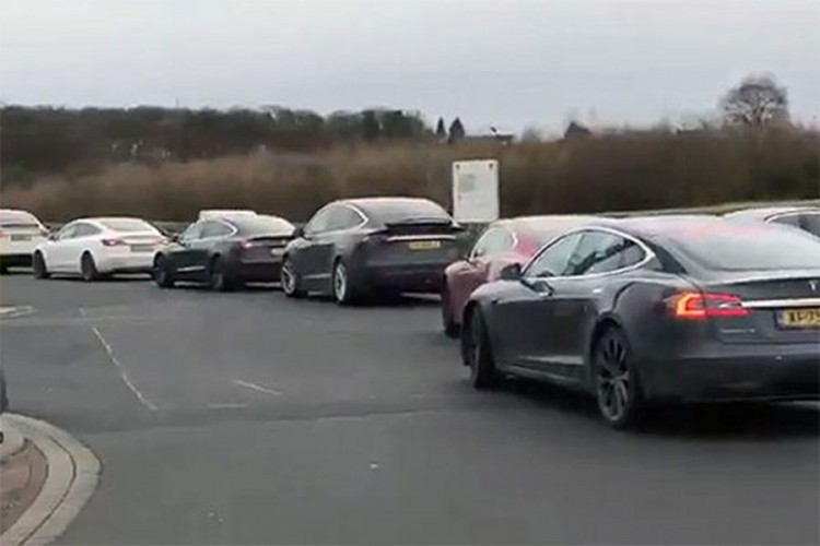 Redovi automobila na struju ispred brzih punjača