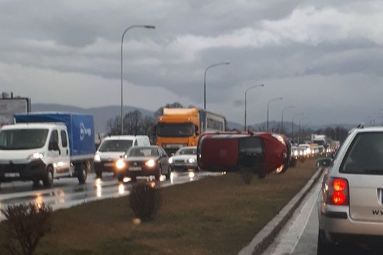 Prevrnuo se pežo u Banjaluci, gužva u saobraćaju