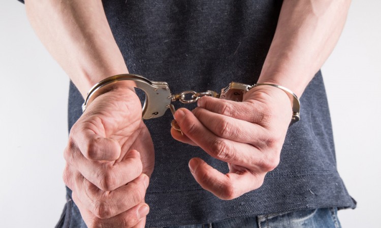 Osuđeni diler izbo kćerku osam puta jer je uzimala drogu