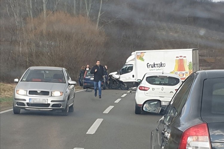 Teško povrijeđeno dijete u sudaru kamiona i auta