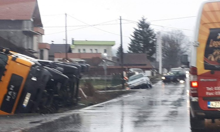 Težak sudar kamiona i dva auta: Troje povrijeđeno, teretnjak završio u kanalu