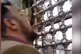 Iranci ližu oltare da bi ih bog spasio od virusa korona