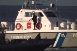 Grčka policija puca i pokušava potopiti čamac s migrantima?