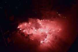 Kosovska Mitrovica bakljadom čestitala Vučiću 50. rođendan