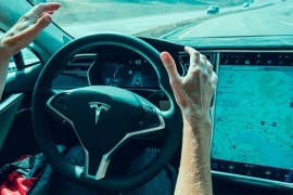 Tesla predstavila opciju za pametno parkiranje