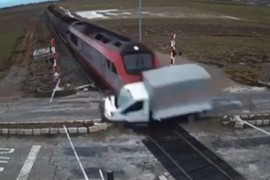 Stravičan snimak udesa: Voz "raznio" kamion
