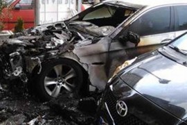 Dva automobila izgorjela, dva oštećena ispred škole