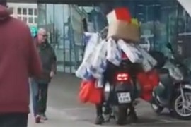 Natovario brdo toalet papira na motor pa se prevrnuo