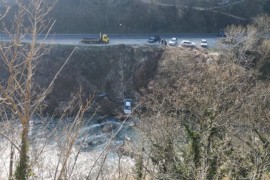 Nakon sudara dva automobila završila u koritu Vrbasa