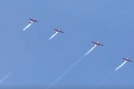 Ruski piloti dimom ispisuju poruke podrške narodu