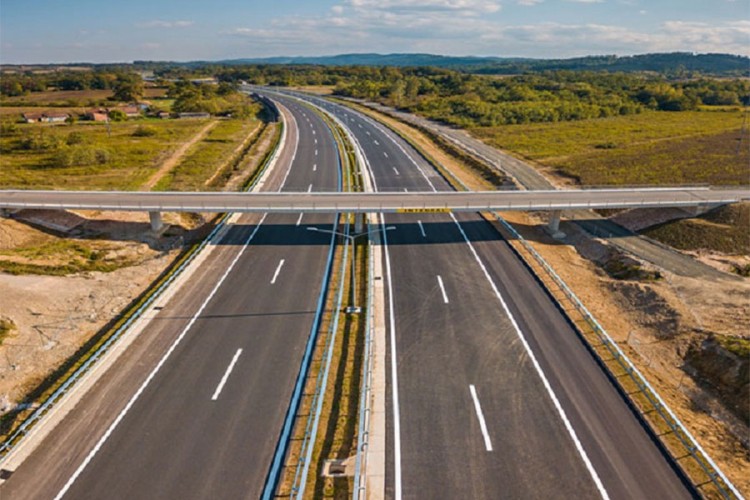 Na autoputu kod Prnjavora vozila prolaze preticajnom trakom