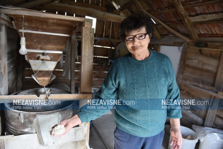 Vodeničarka Radmila Jeremić melje žito u mlinu starom 100 godina