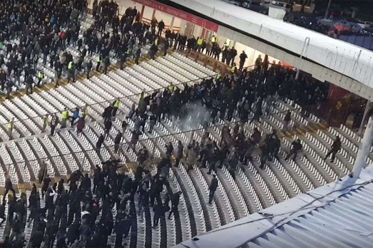 Delije snimile tuču Grobara: Sijevale stolice i topovski udari