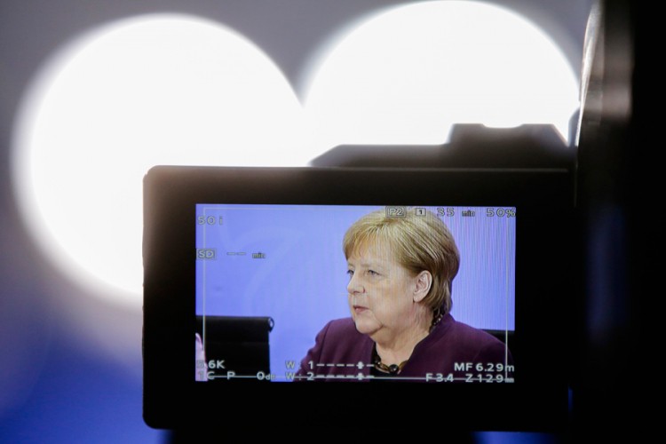 Zehofer izbjegao rukovanje s Merkelovom: Strah od korone?