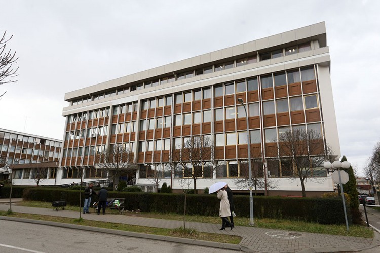 Nezaposleni u dugim redovima ispred šaltera zbog osiguranja