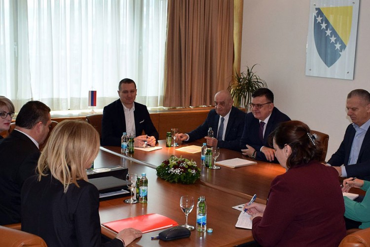 Tegeltija sa sindikatima institucija BiH: Prioritetno pitanje plata