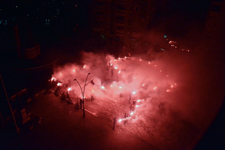 Kosovska Mitrovica bakljadom čestitala Vučiću 50. rođendan