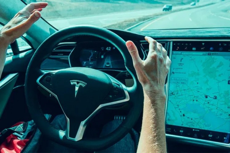 Tesla predstavila opciju za pametno parkiranje