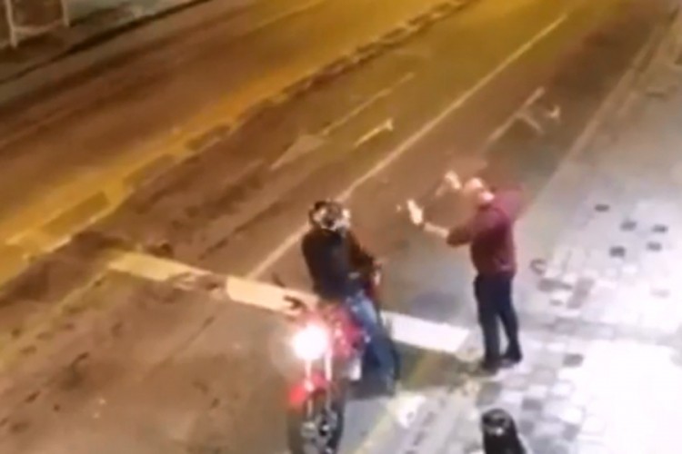 Krenuo da opljačka muškarca i ženu pa se grdno pokajao