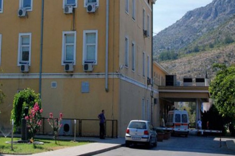Izbodeni migrant u teškom stanju