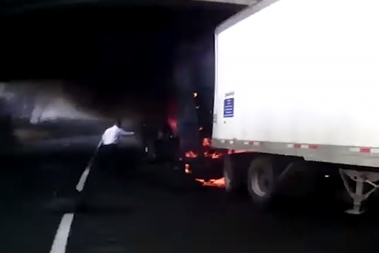Dramatičan video: Izvukli vozača iz kamiona sekund prije eksplozije