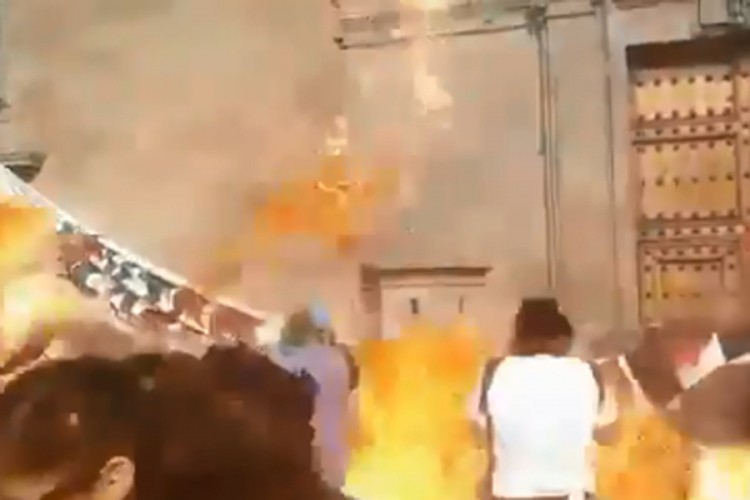 Demonstranti gađali predsjedničku palatu pa slučajno zapalili sami sebe