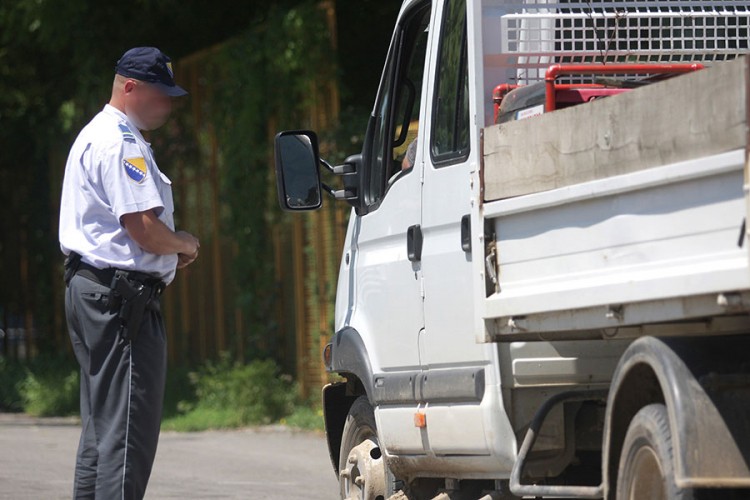 Carinici osuđeni na zatvor zbog primanja mita
