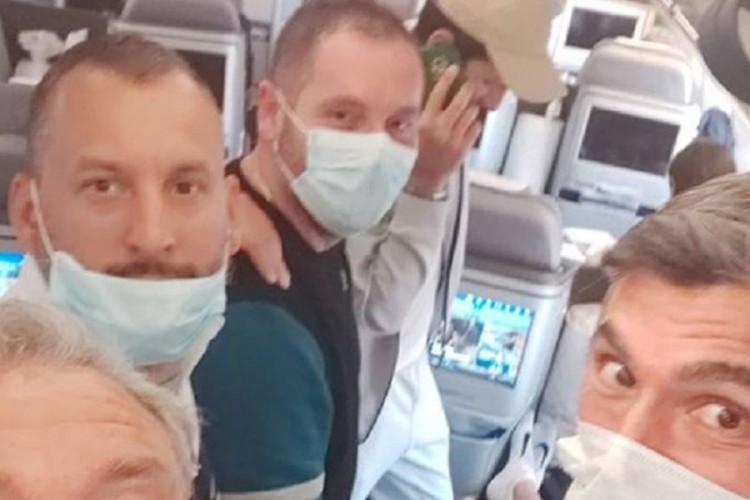 Đoković napustio SAD, članovi tima u avionu s maskama