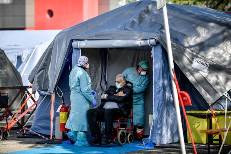 Bijesan zbog gužve pljunuo doktora i sestru, moraju u izolaciju