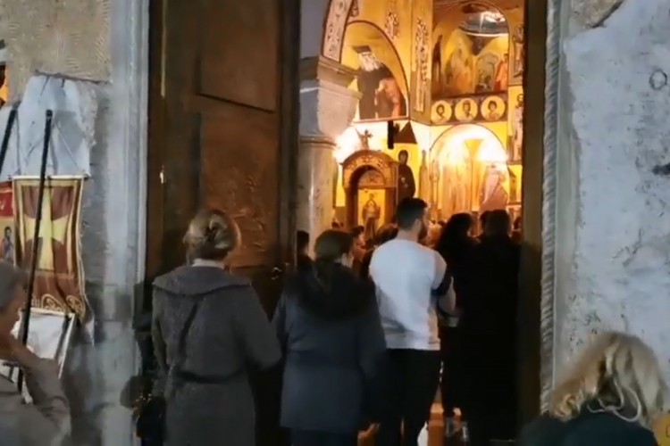 Tamjanom i molitvom protiv zakona i virusa korona