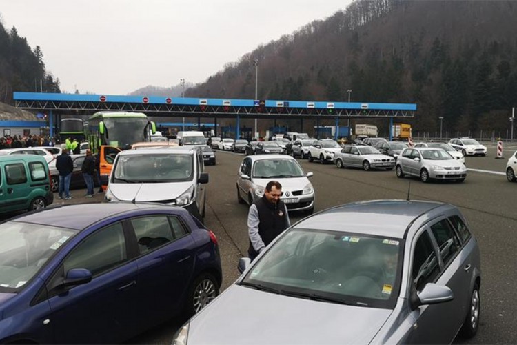 Na Bregani čekaju cijelu noć: 'Policajci se ponašaju kao da smo stoka'