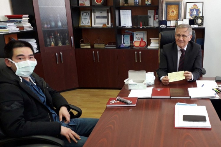 Vlasnik kineske radnje u Brodu donirao zaštitne maske i novac