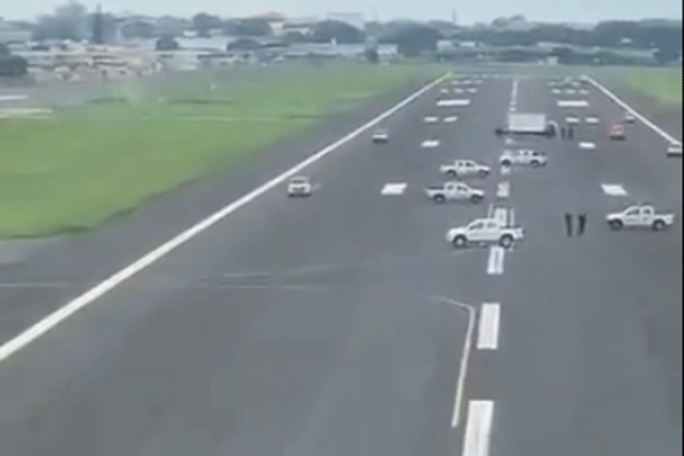 Ekvadorci blokirali pistu automobilima da avion iz Španije ne sleti