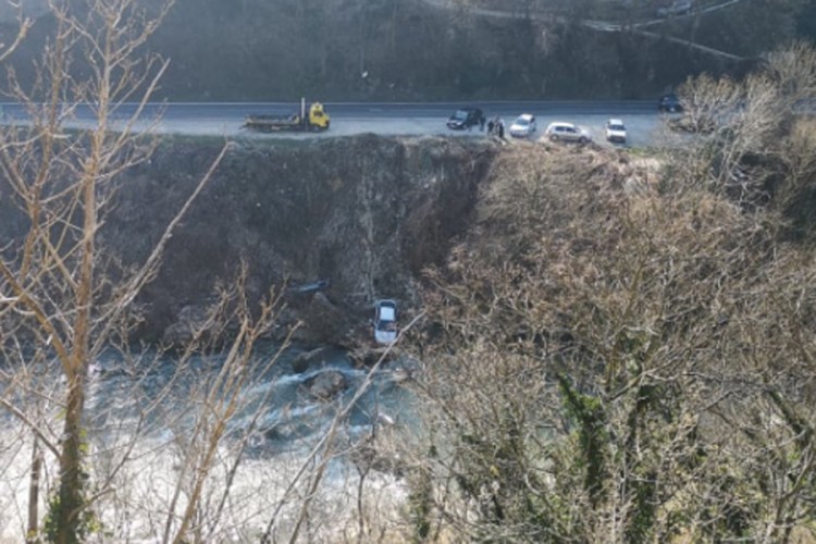 Nakon sudara dva automobila završila u koritu Vrbasa