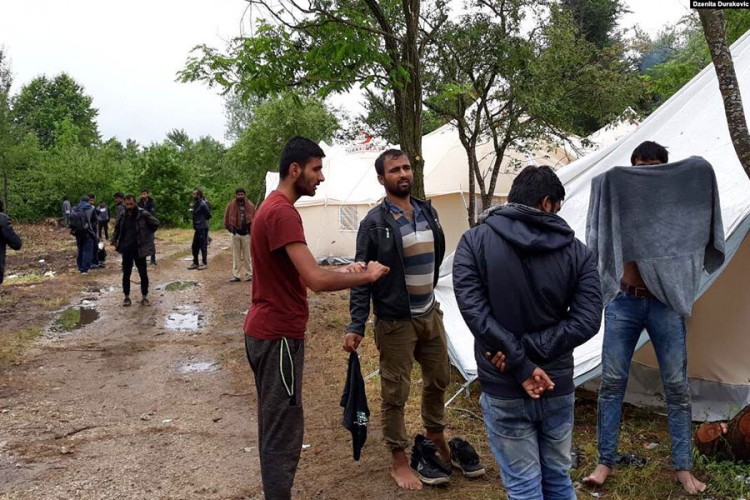 Selidba migranata na Lipu čeka još šatore