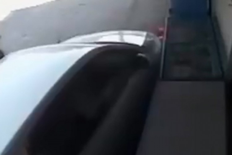 Dramatičan video: Automobil u Beogradu zamalo udario majku i djecu