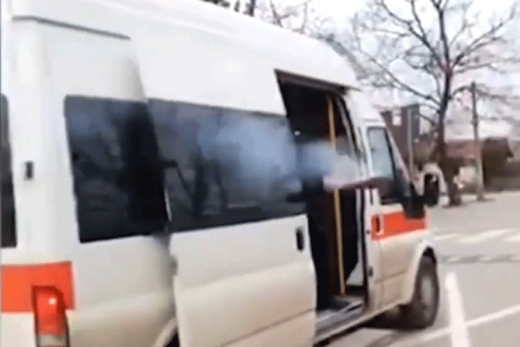 Snimak iz Srbije: Pop kadi ulice da ode zlo od korona virusa