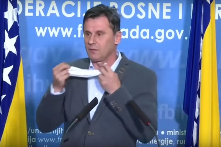 Pogledajte kako se Novalić namučio sa stavljanjem maske