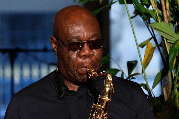 Saksofonista i pjevač Manu Dibango umro od korona virusa