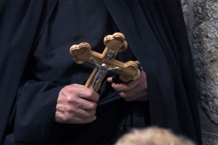 Pijani pop tukao ženu, završio na psihijatriji
