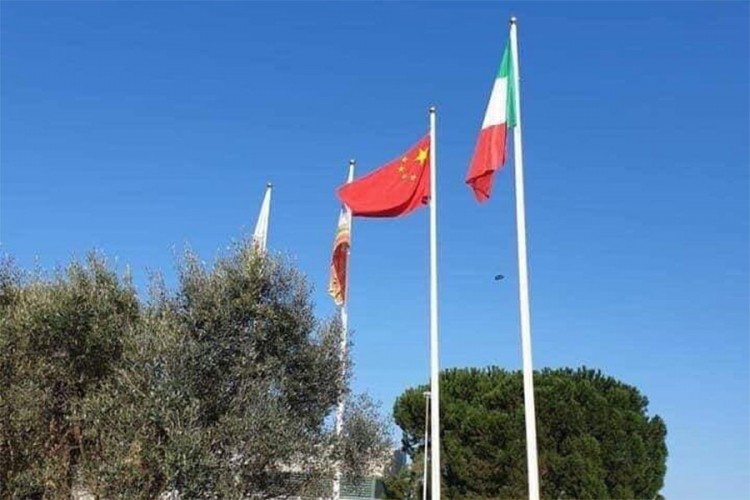 Ogorčeni Italijani skidaju zastave EU, postavljaju ruske i kineske