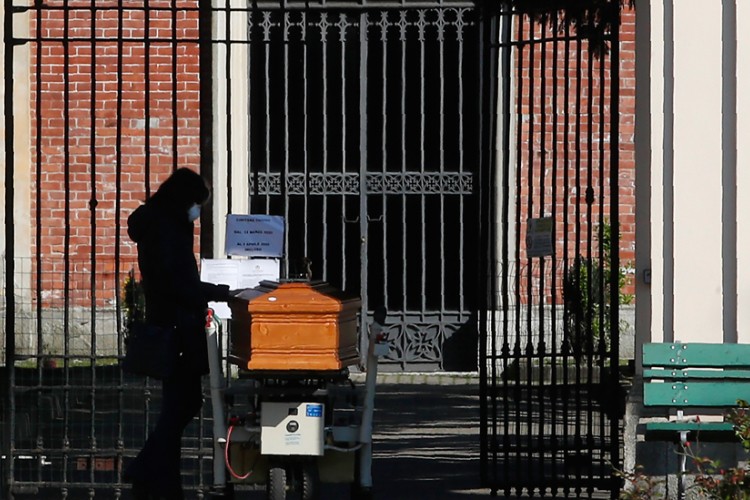Ponovo raste broj žrtava u Italiji, u jednom danu umrlo 743 ljudi