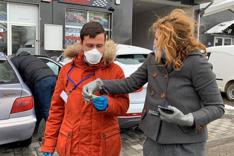Volonteri pomažu građanima u izolaciji i penzionerima